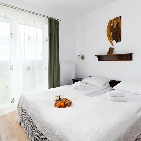 Apartment Wonder Home: Cozy With Private Terrace Near Trails And Slopes